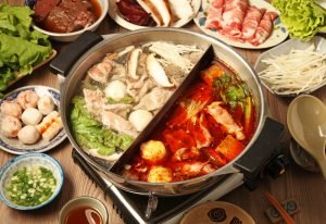 Fondue chinês com diversos ingredientes frescos.