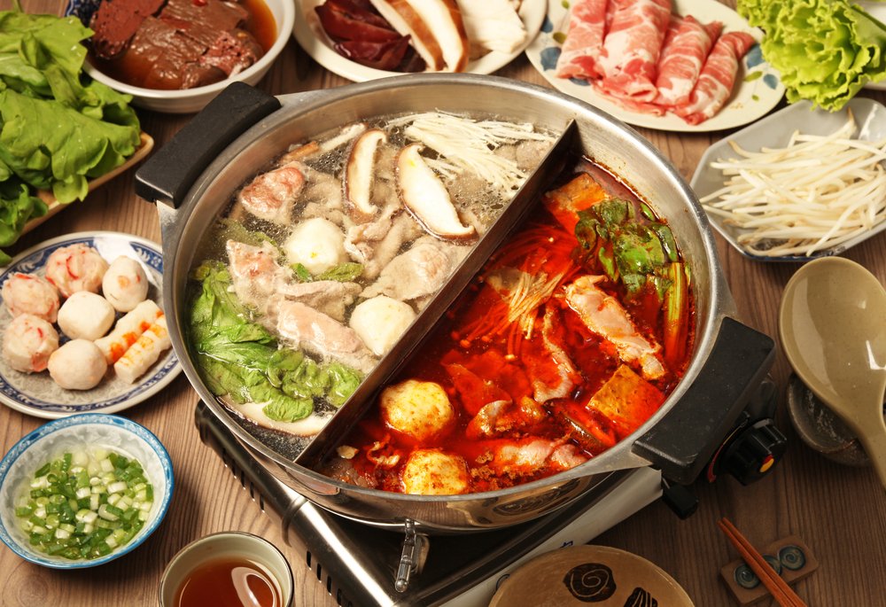 Fondue chinês com diversos ingredientes frescos.