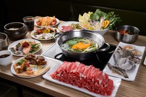 Fondue japonês com ingredientes variados e coloridos.