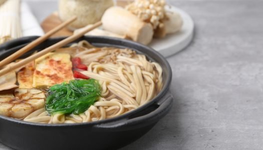 lamen vegetariano com cogumelos enoki, tofu e algas em caldo claro