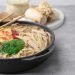 lamen vegetariano com cogumelos enoki, tofu e algas em caldo claro