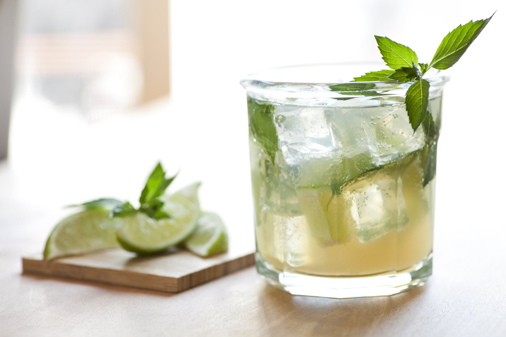 Copo de mojito com limão e hortelã