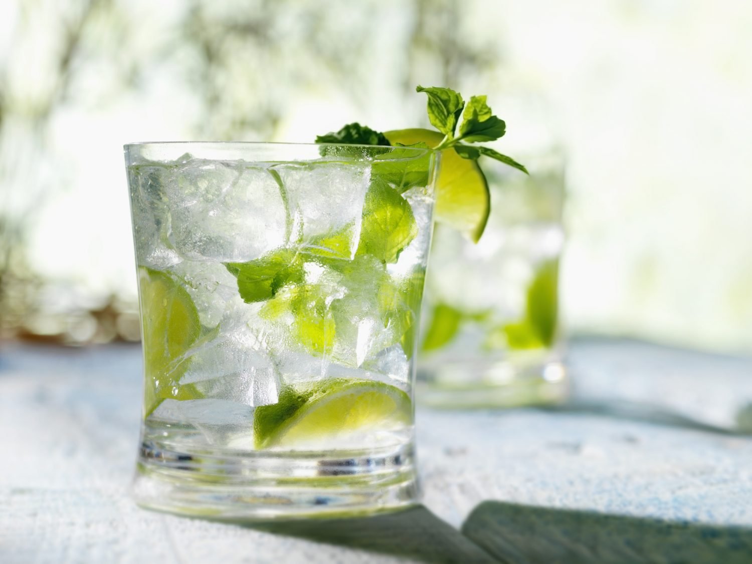 Drink Mojito refrescante em copo com gelo e limão