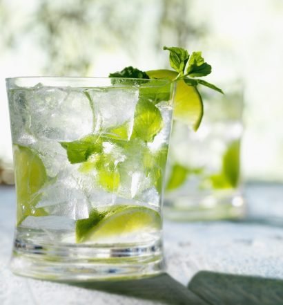 Drink Mojito refrescante em copo com gelo e limão