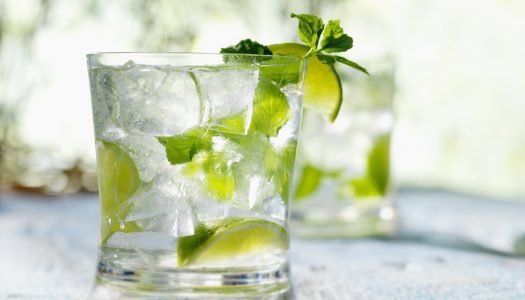Drink Mojito refrescante em copo com gelo e limão