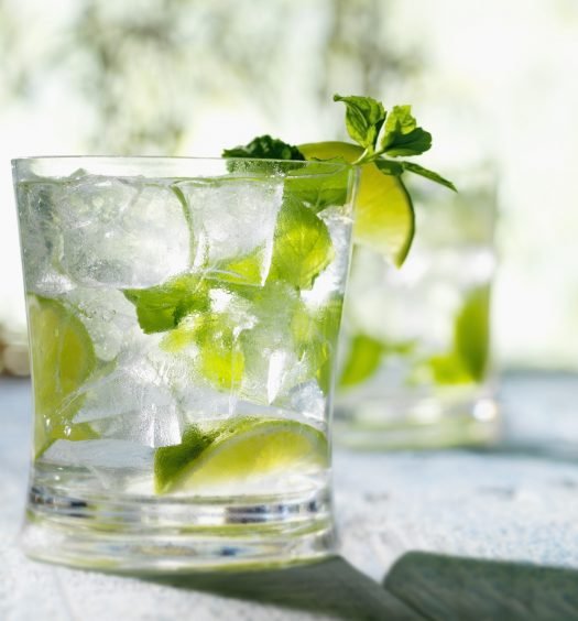 Drink Mojito refrescante em copo com gelo e limão