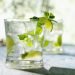 Drink Mojito refrescante em copo com gelo e limão