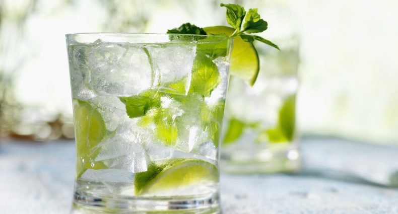 Drink Mojito refrescante em copo com gelo e limão
