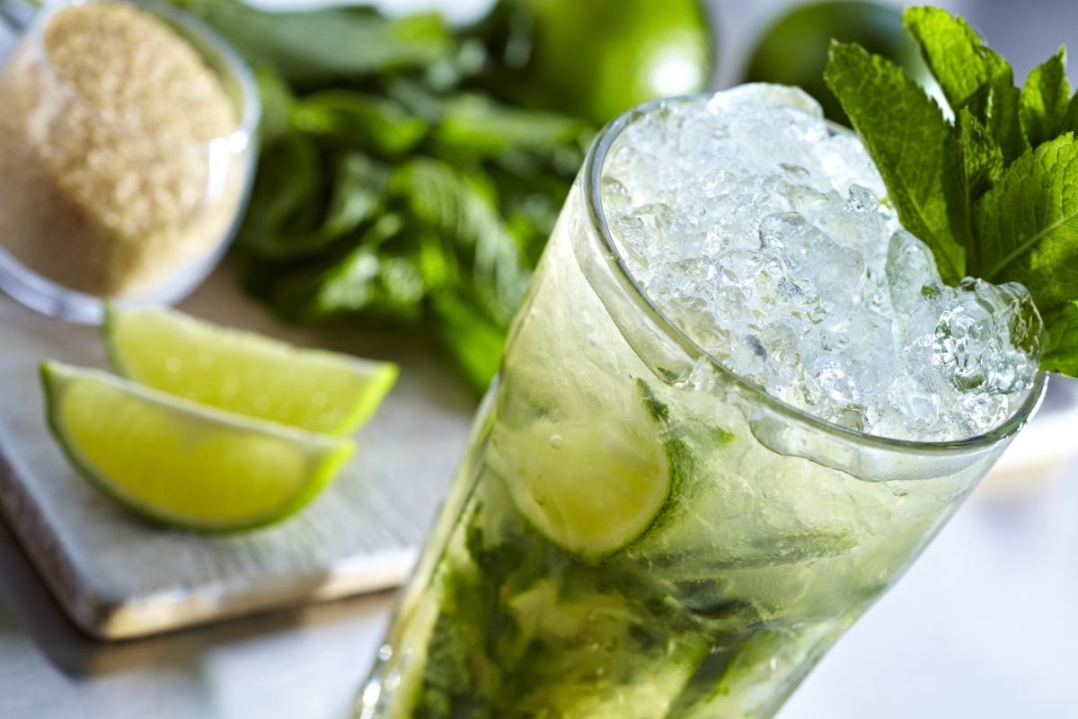 Mojito tradicional é destaque refrescante no menu de drinks do