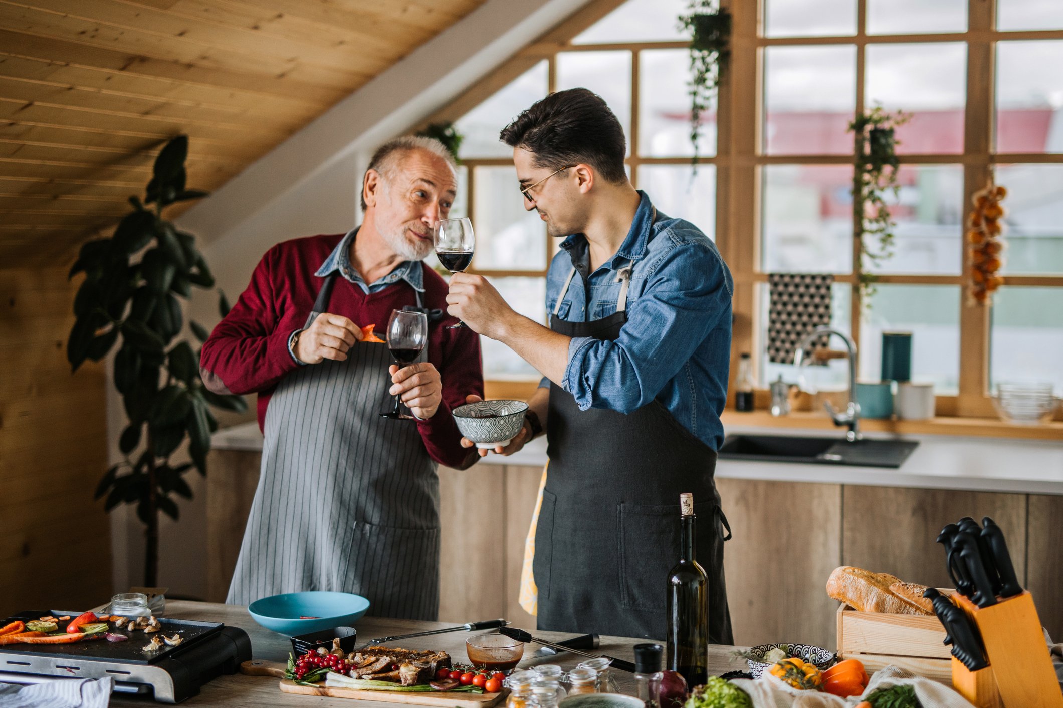 filho e pai degustando vinho para o almoço de dia dos pais