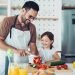 pai jovem e filha pequena cozinham juntos para o almoço de dia dos pais