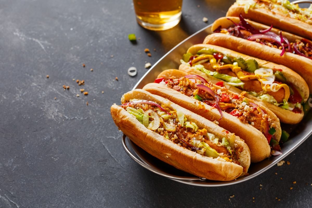 Cachorro quente: variações no Brasil fogem do tradicional pão com