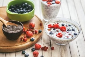 Acompanhamentos saudáveis com chia e frutas