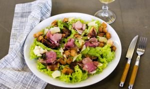 Salada espanhola com presunto cru e figos grelhados