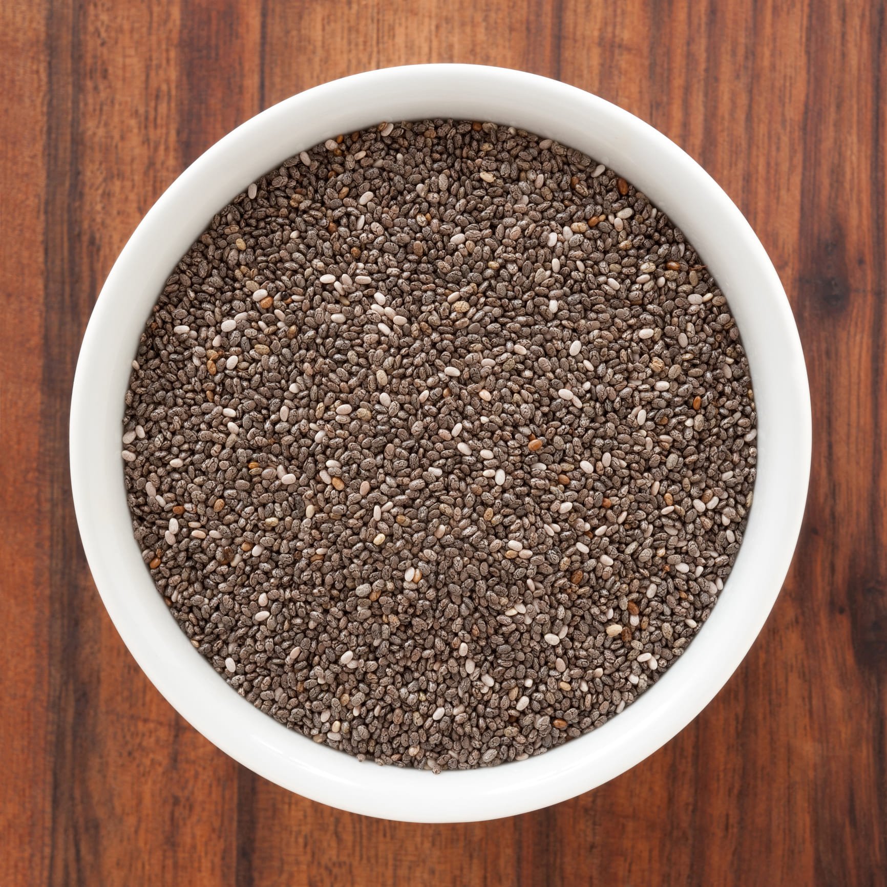 Sementes de chia em uma tigela branca