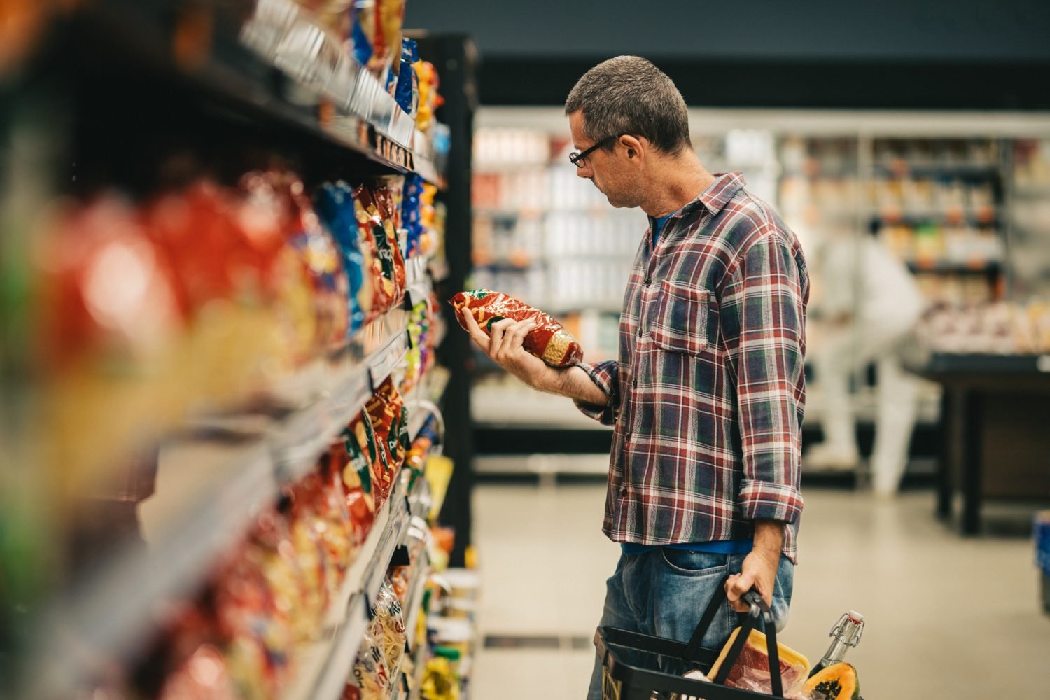 Examinando rótulos de alimentos no supermercado