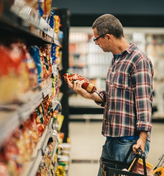 Examinando rótulos de alimentos no supermercado