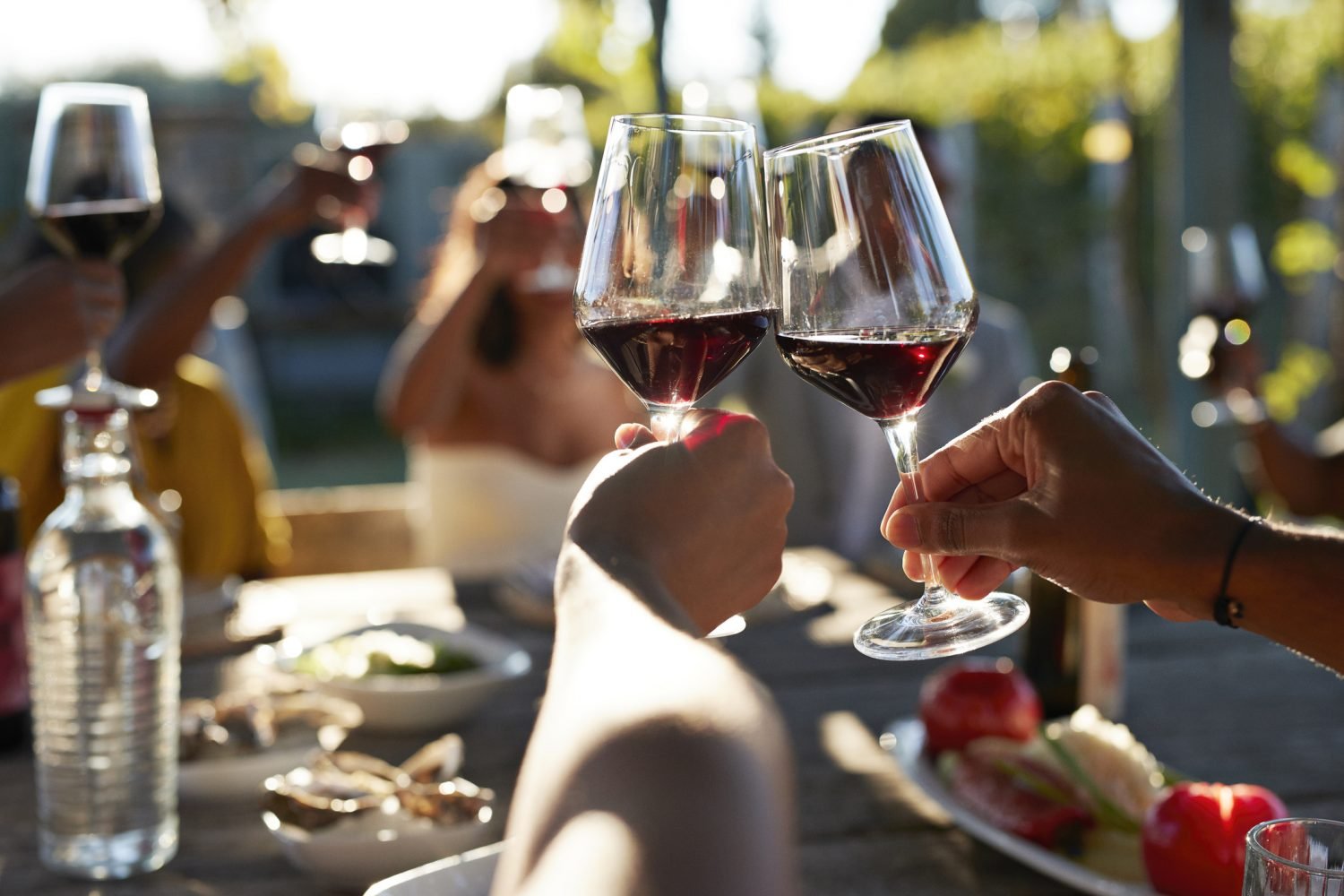 Taças de vinho tinto brindando em celebração