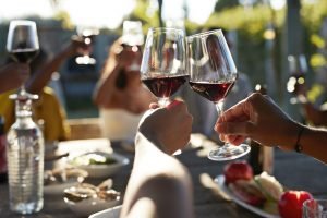 Taças de vinho tinto brindando em celebração