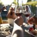 Taças de vinho tinto brindando em celebração