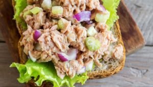 Salada de atum com vegetais frescos em uma fatia de pão