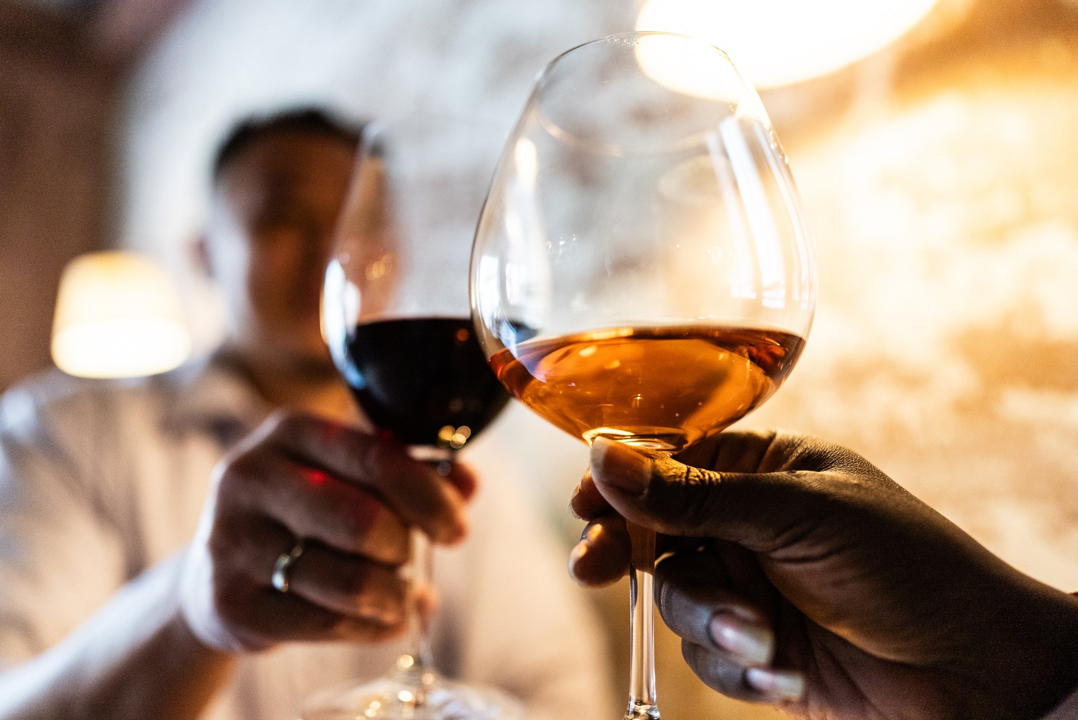 Brinde com taças de vinho; polifenóis associados à saúde óssea quando consumido com moderação.
