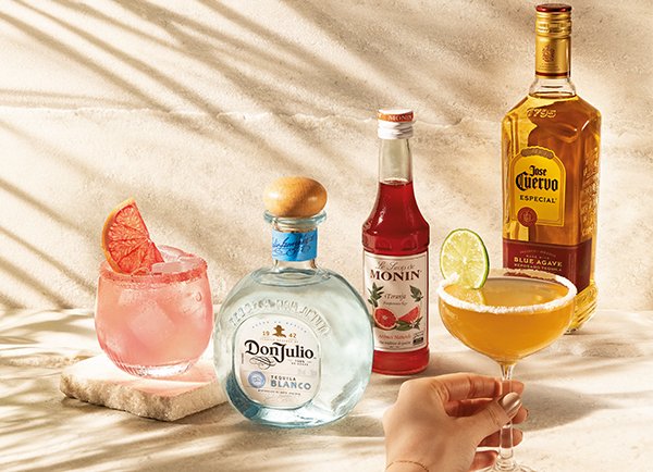 Procurando um drink que irá conquistar seu paladar? Então você precisa conhecer Paloma, feito com tequila Don Julio e um toque especial de Monin sabor toranja. E para quem gosta de uma opção elegante e saborosa, a Margarita é a escolha perfeita! Basta adicionar tequila Jose Cuervo, gelo, cointreau, suco de limão e finalizar com borda de sal. Experimente fazer essa receita para compartilhar com a família e os amigos.