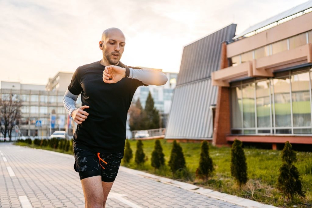 Homem monitorando o tempo durante a corrida