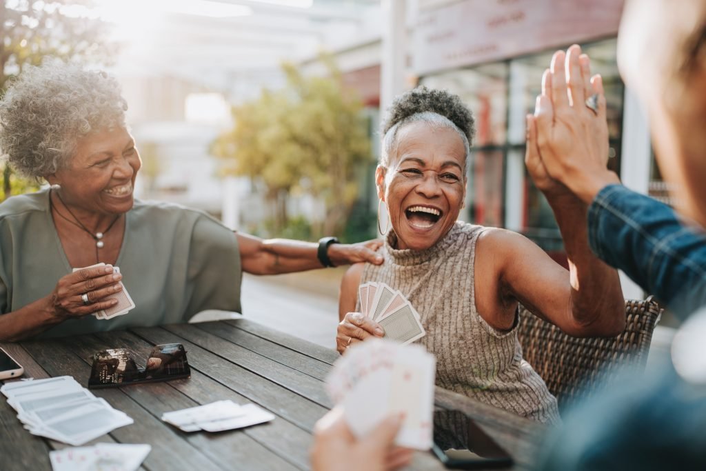 Mulheres idosas jogando cartas e se divertindo 