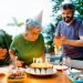 Idosa soprando velas de aniversário cercada por amigos e familiares