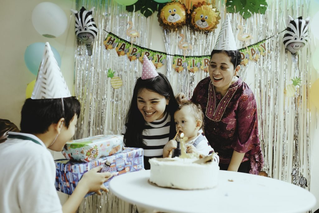 Aniversário infantil com bolo e decoração colorida