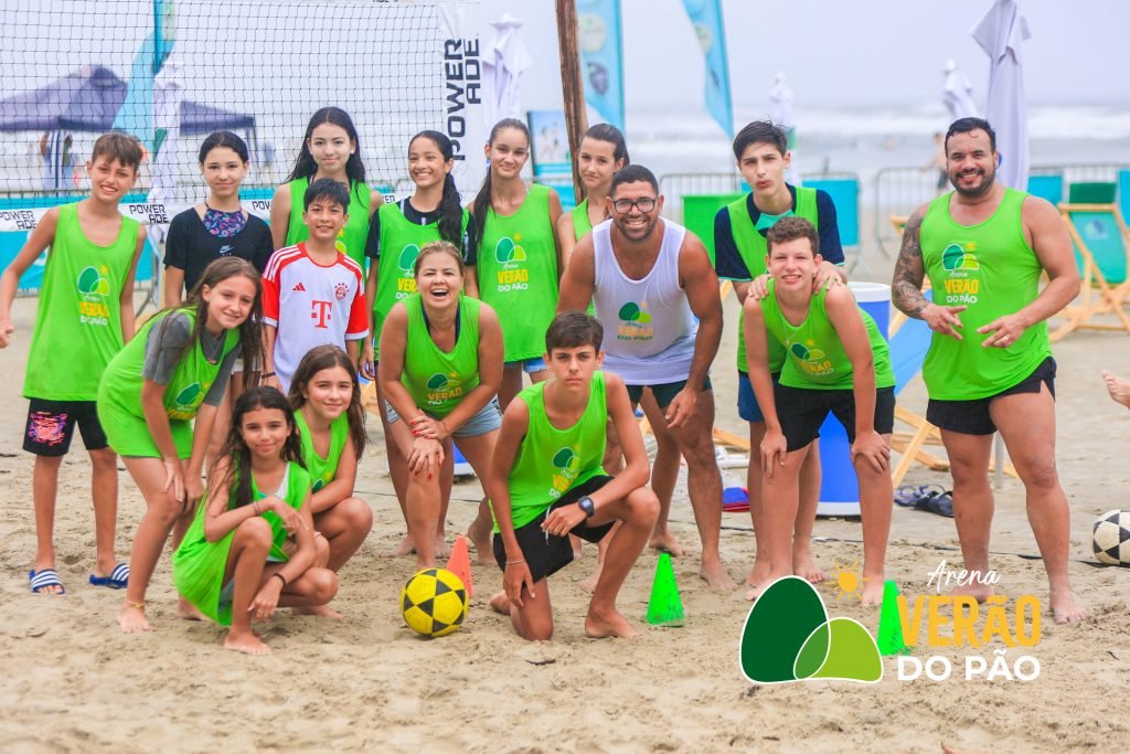 Muitos jovens e monitores posam em foto de time da arena de verão do pão de açúcar, que acontece anualmente em Riviera de São Lourenço, em Bertioga