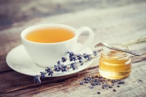 Chá de lavanda com mel e lavanda seca