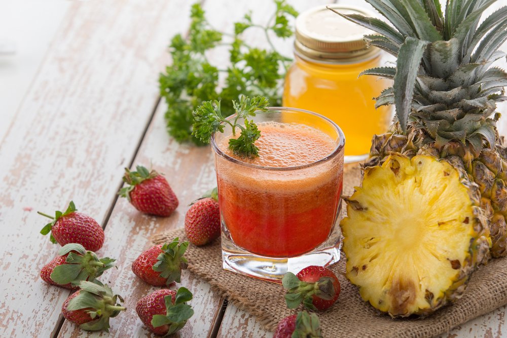 Drinque tropical sem álcool com morango, abacaxi e hortelã