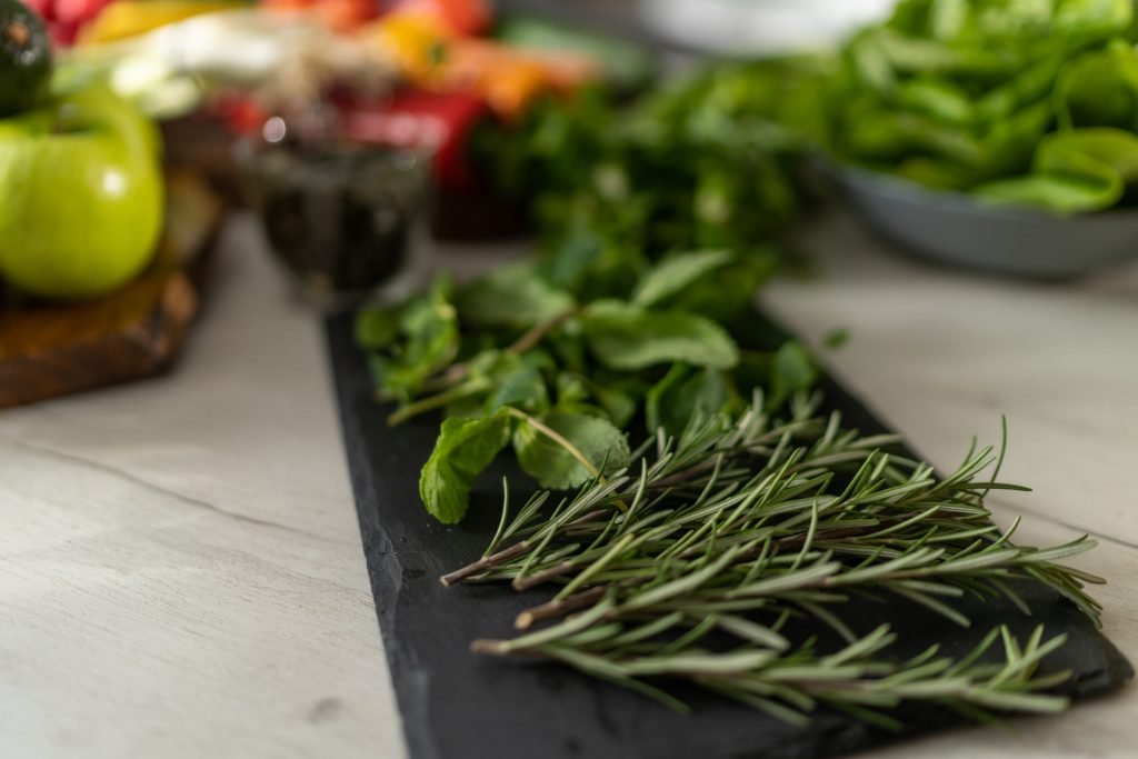 Ervas frescas para tábua de frios vegana