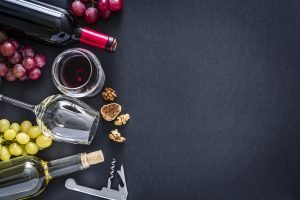 Vinho, taças e uvas em uma mesa