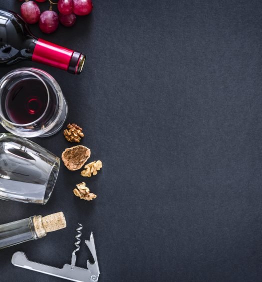 Vinho, taças e uvas em uma mesa