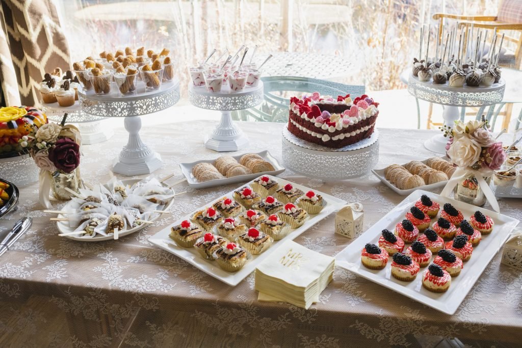 Mesa decorada com doces e bolos em uma festa elegante