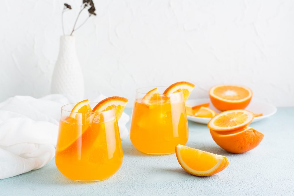 Drinque sem álcool tipo Mimosa light com suco de laranja em copos