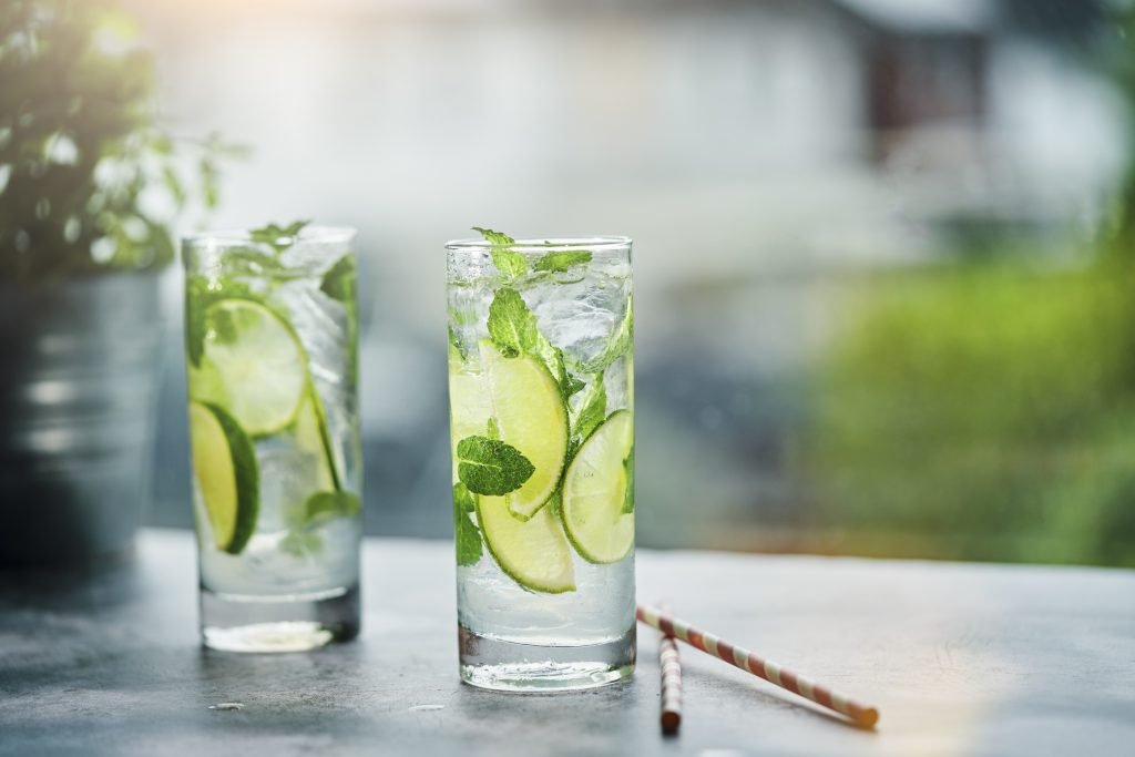 Drinque sem álcool tipo Mojito decorado com hortelã e fatias de limão