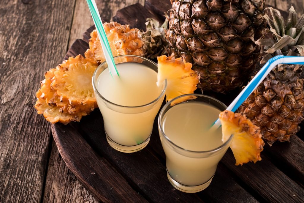 Drinque sem álcool de Piña Colada com abacaxi e canudo colorido