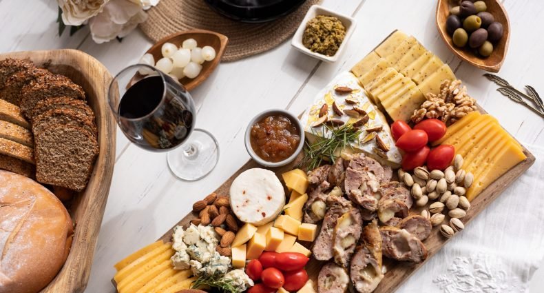 Tábua de frios com vinho