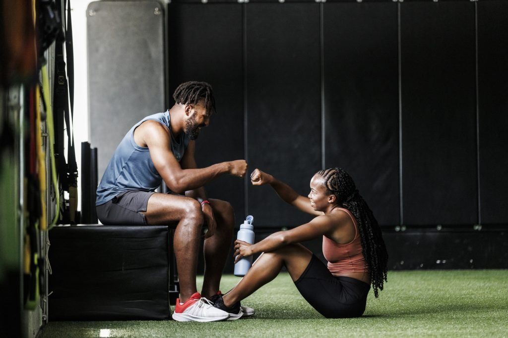 Duas pessoas comemorando juntas após um treino