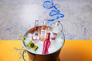 Balde de gelo com diversas bebidas