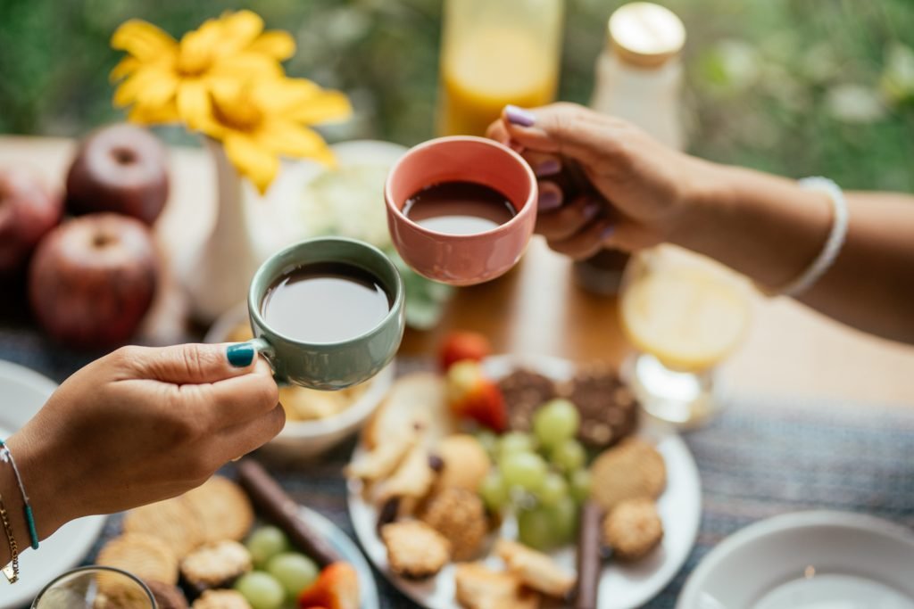 Brinde com xícaras de café em uma refeição