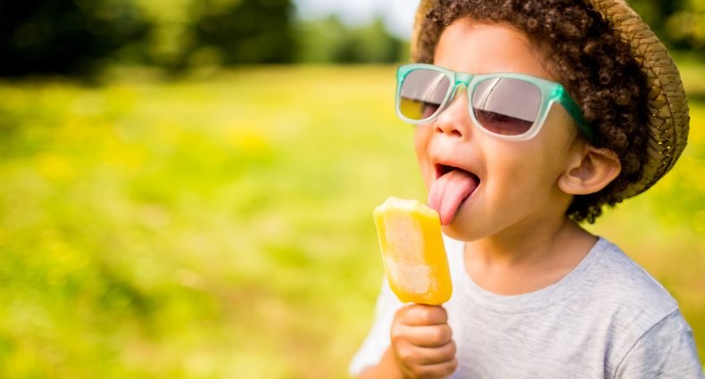 Criança se divertindo com sorvete