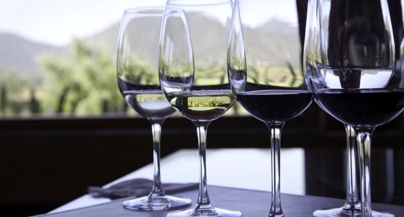 Taças de vinho sobre mesa com vista para montanhas