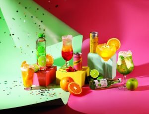 Variedade de drinks sem álcool coloridos