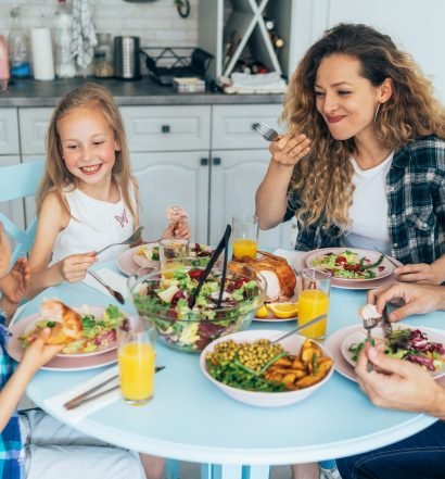 Família reunida à mesa com pratos variados