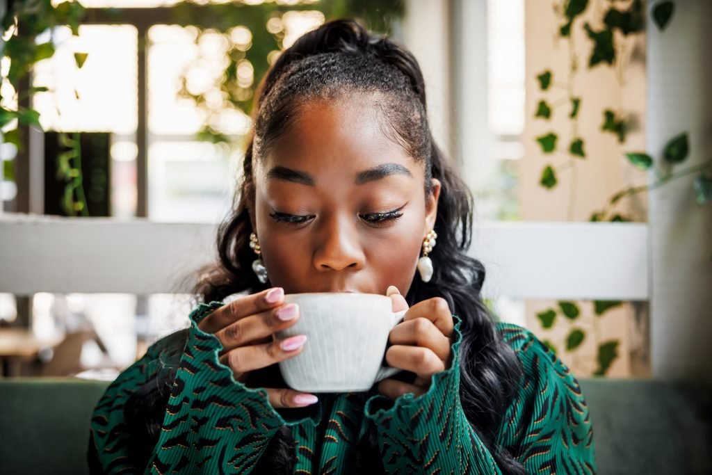 Mulher bebendo café em um ambiente aconchegante